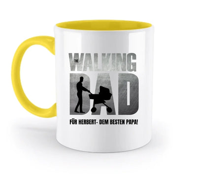 Weiße keramikmug mit gelbem griff und innen, schwarzem silhouette motiv mann mit kinderwagen im dad schriftzug, vatertag