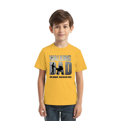 Gelbes kurzarmshirt mit grafik the walking dad und vater mit kinderwagen aus der father galaxy vatertag kollektion