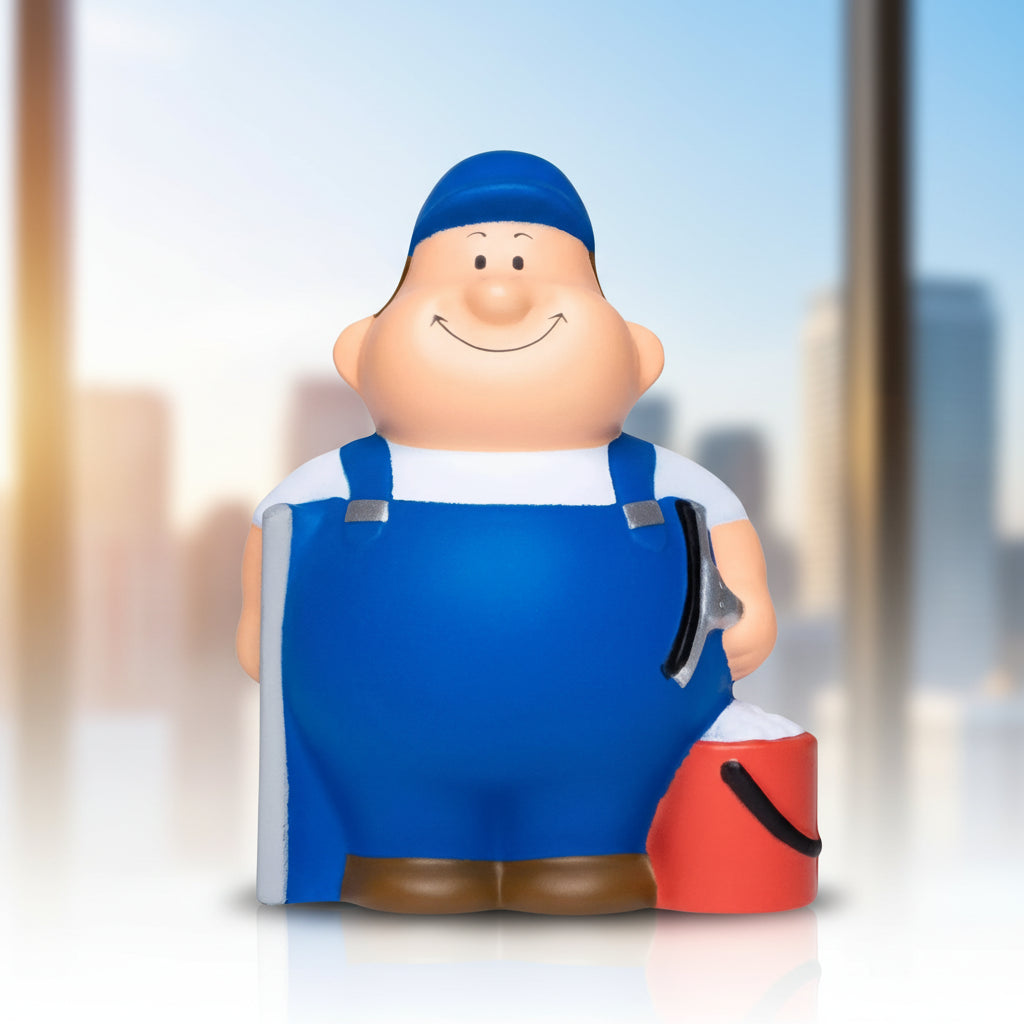 Blaue plastikfigur fensterputzer bert in overalls mit pinsel neben rotem eimer als anti stress spielzeug