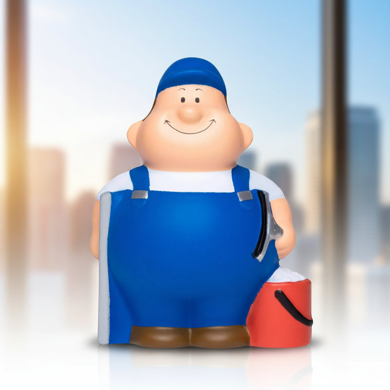 Blaue plastikfigur fensterputzer bert in overalls mit pinsel neben rotem eimer als anti stress spielzeug