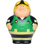 Eine fröhliche, pummelige feuerwehrmann-figur mit gelbem helm und grünem weste als feuer bert 2.0 anti-stress-figur zum knautschen
