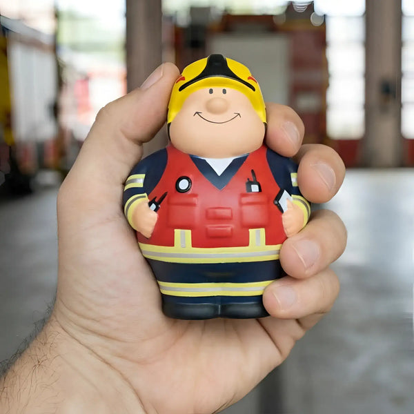 Ein gelb roter feuerwehrmann stressball feuer bert 2.0 mit lächelndem gesicht und helm zum stress abbauen
