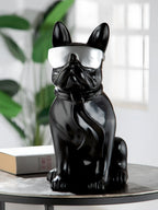 Black glossy kunstharz bulldogge figur mit silberner sonnenbrille und schwarzem schal von gilde