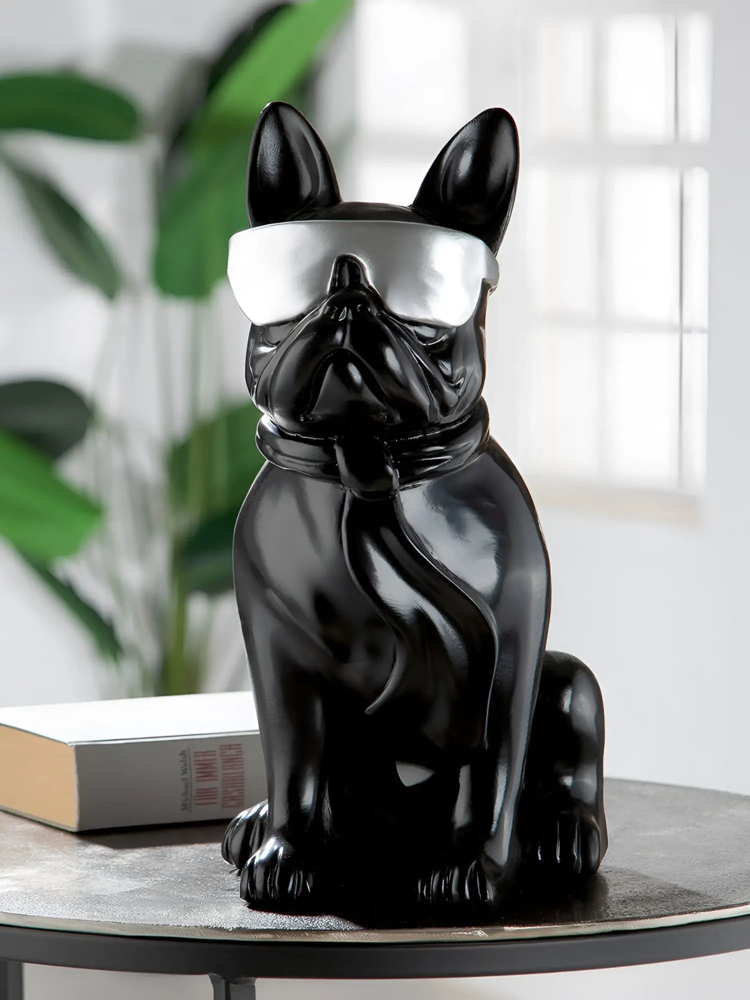 Black glossy kunstharz bulldogge figur mit silberner sonnenbrille und schwarzem schal von gilde