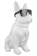 Weiße französische bulldoggenfigur aus kunstharz mit schwarzen sonnenbrillen und schal von gilde