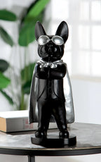 Figur bulldogge hero dog aus kunstharz schwarz silber mit silbergrauen goggles cape und anzug mit verschränkten armen