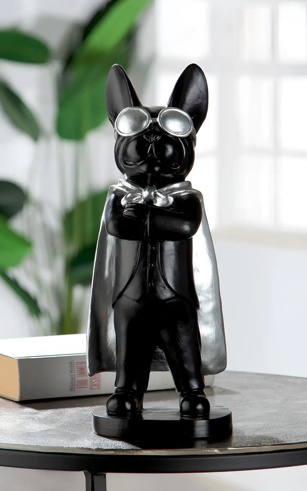Figur bulldogge hero dog aus kunstharz schwarz silber mit silbergrauen goggles cape und anzug mit verschränkten armen