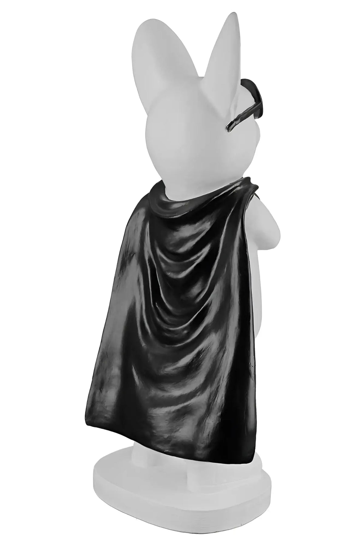 Weiße kunstharz figur von weißem kaninchen mit schwarzem satinumhang und brille vor buldogge hero dog design