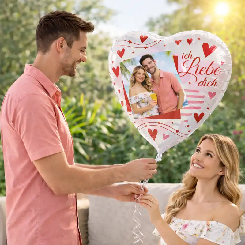 Weißes herzförmiges Luftballon mit roten Herzen und dem Spruch 'ich liebe dich' darauf gedruckt, mit einem individuellen Foto eines Paares in der Mitte.