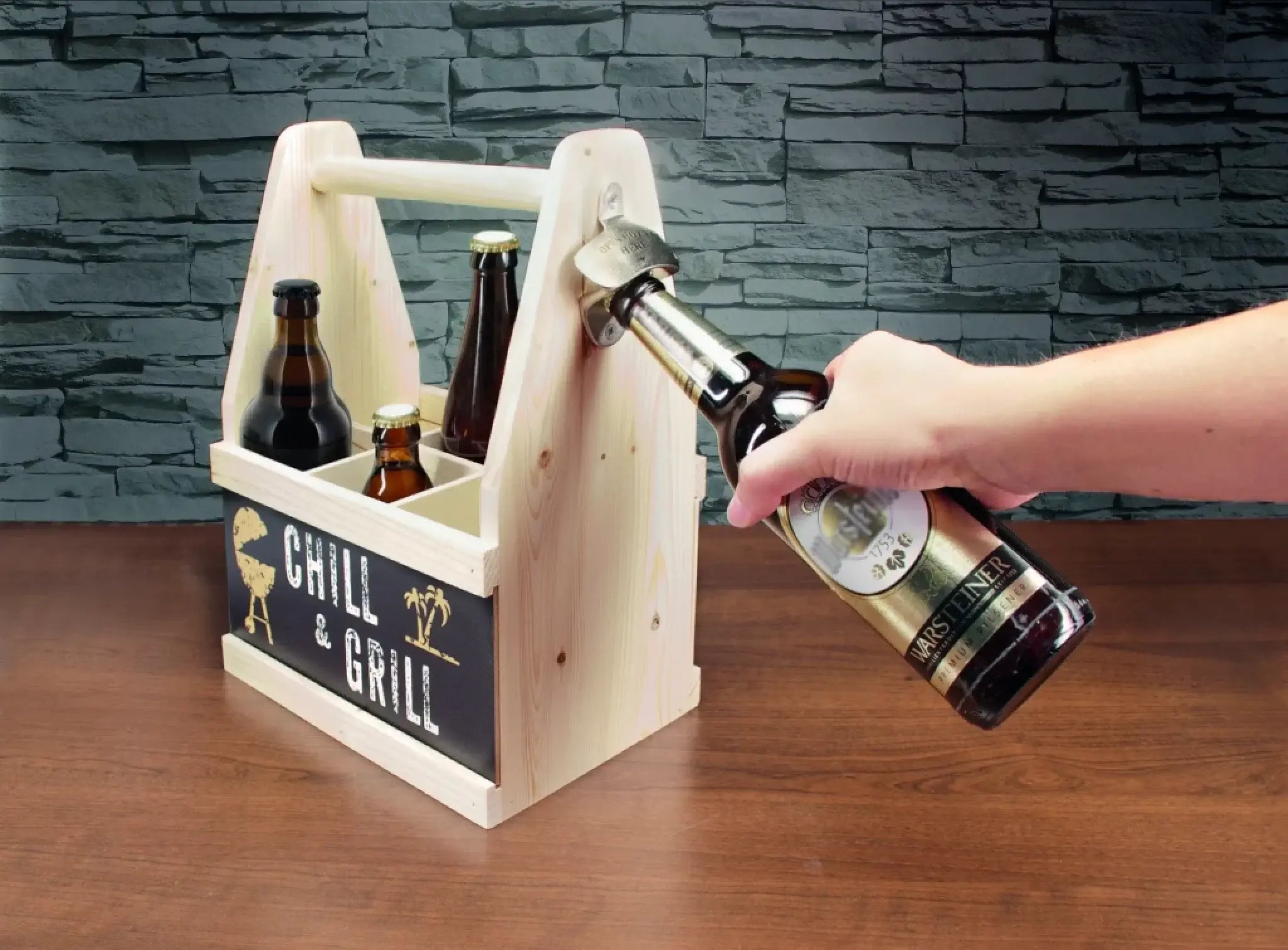 Hellfarbiger holz flaschenträger für bier mit chill und grill tafel-design und integriertem flaschenöffner