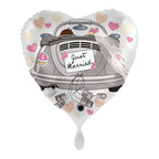 Heartförmiger folienballon mit grauem vintage auto und rosa akzenten mit just married schrift für hochzeiten