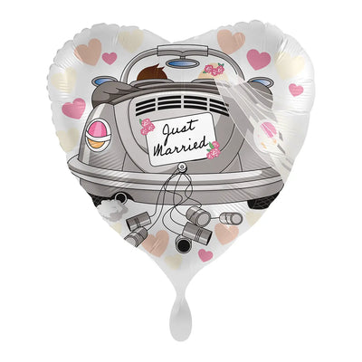 Heartförmiger folienballon mit grauem vintage auto und rosa akzenten mit just married schrift für hochzeiten