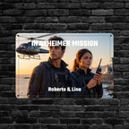Rechteckiges metall-blechschild mit einem bild von zwei schauspielern in taktischer ausrüstung und helikopter personalisiertes fotogeschenk mit ki-effekt von roberto und lina