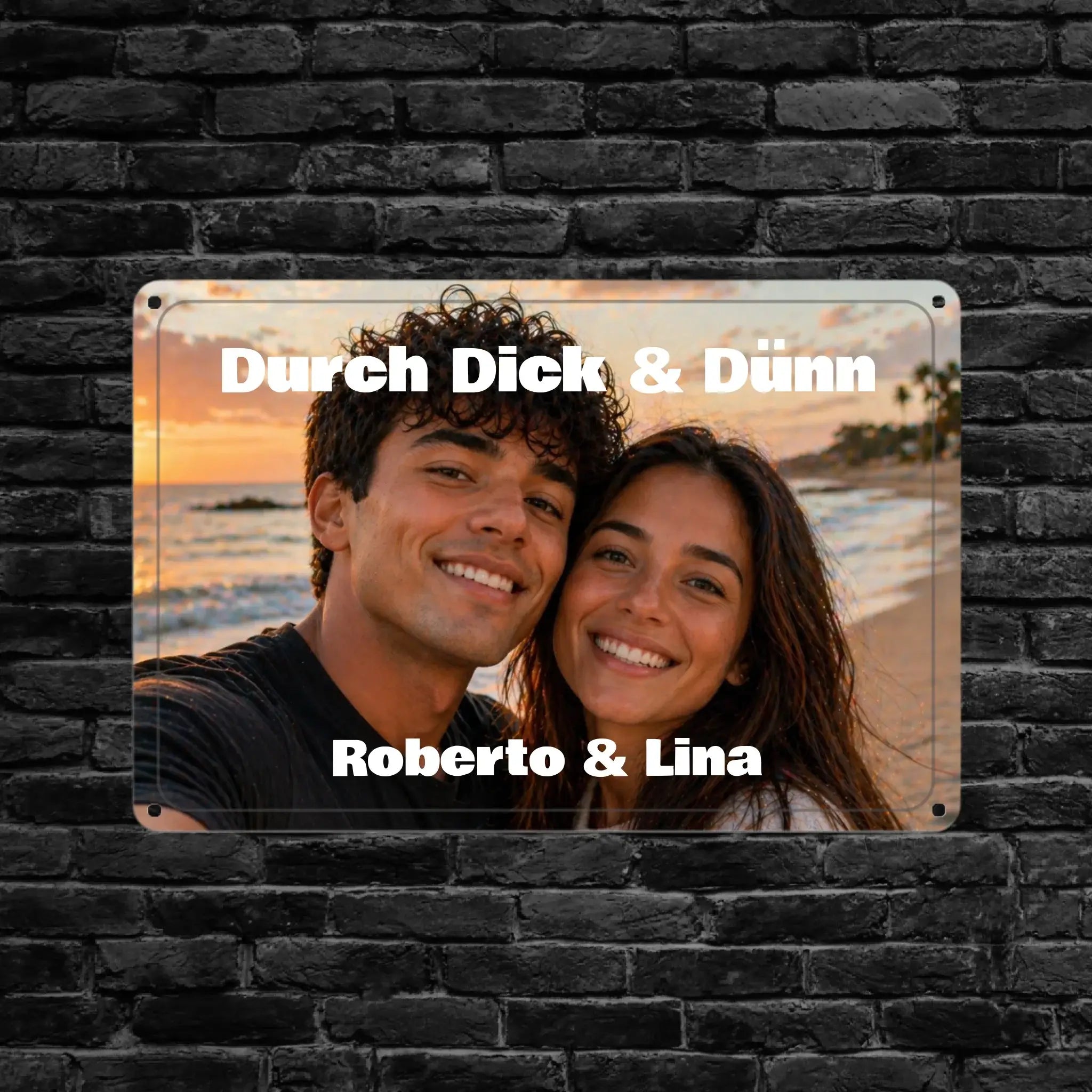 Rechteckiges metall-schild mit foto von lachendem paar bei sonnenuntergang und text durch dick & dünn roberto & lina