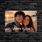 Personalisiertes rechteckiges metall-foto-blechschild mit strand-sonnenuntergangspaar und weißen namen roberto & lina