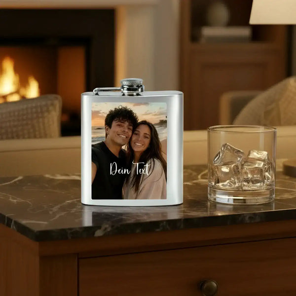 Silberne Edelstahlflasche mit einem personalisierten Foto von zwei Personen und dem Text „dein text“, der darunter gedruckt ist.