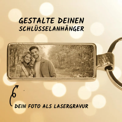 Rechteckiger metall-foto-schlüsselanhänger mit sepia lasergravur eines lächelnden paares im outdoor-motiv