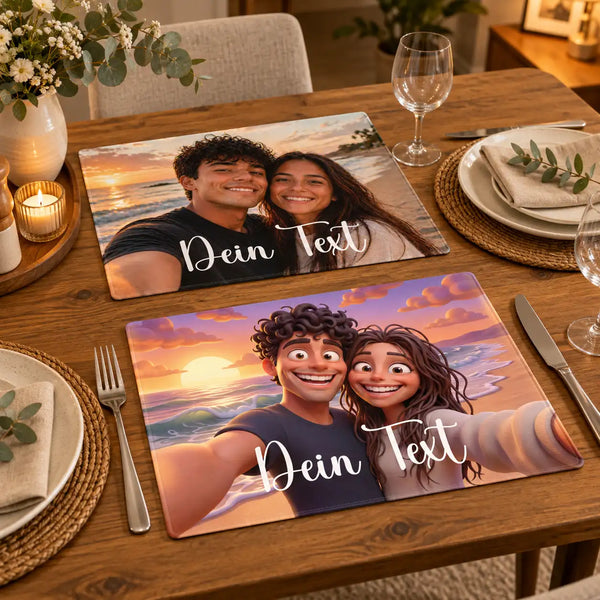 Anpassbare rechteckige Platzsets mit personalisierten Fotos eines Paares, eines mit echten Menschen und das andere als animierte Charaktere aus Disneys „Encanto“, beide vor Kulissen eines Sonnenuntergangs am Strand.