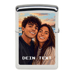 Customisierbares silbernes zippo feuerzeug mit pixelart-porträt zweier lächelnder personen vor sonnenuntergang