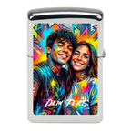 Ein chrome zippo feuerzeug mit buntem graffiti von zwei lachenden personen mit tattoos und farbflecken