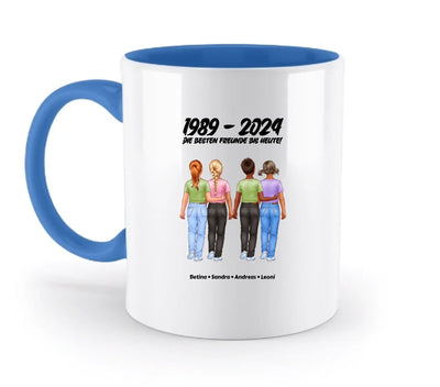 Weiße keramikmug mit blauem griff und innenbereich, personalisierte illustration von vier freunden, freundschaftsdesign
