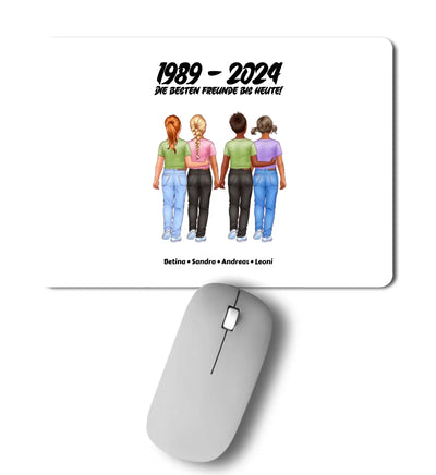 Weißer rechteckiger mousepad mit personalisierter illustration von vier freunden und text 1989 - 2024 die besten freunde bis heute
