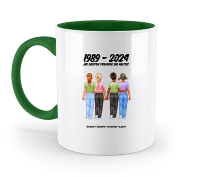 Weiße keramiktasse mit grünem griff und innen, personalisierte illustration von vier freunden, freundschaft sammlung