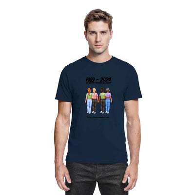Marine blaue baumwoll t shirt mit grafik von vier farbenfrohen frauen und dem text 1989 2024 aus der statement collection