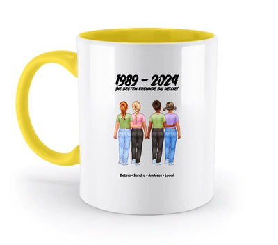 Weiße keramiktasse mit gelbem griff und innenfarbe und freundschaftsillustration von vier freunden, personalisierbar