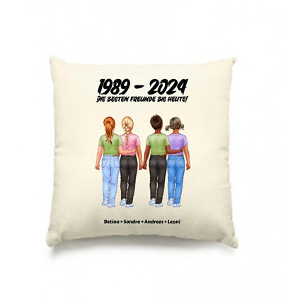 Creamfarbiges personalisiertes freundschafts-kissen mit illustration von vier freunden und namen plus text von 1989 bis 2024