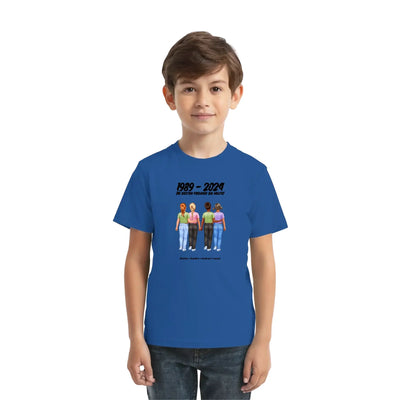 Blaues baumwollshirt mit grafik von vier freunden und jahrzahlen 1989 bis 2024 aus statement-collection friendship