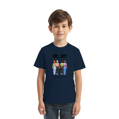 Navyblaues kurzarmshirt mit grafik von vier figuren und dem text 1989 - 2024 aus der freundschaft statement kollektion
