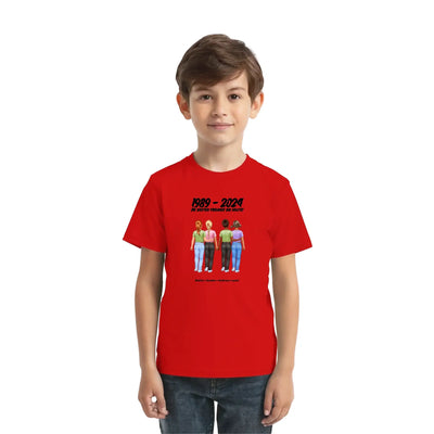 Rotes kurzarmshirt mit grafik von vier figuren und text 1989 bis 2024 aus der statement-collection friendship