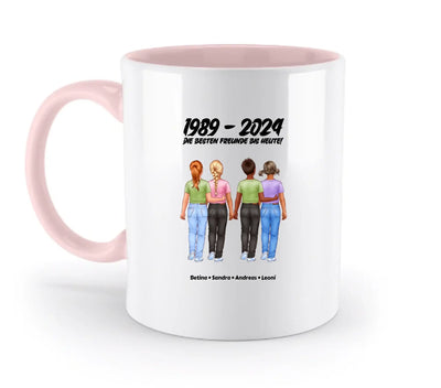 Weiße keramiktasse mit pinkem griff und innenfarbe mit illustriertem design von vier freunden zum thema freundschaft