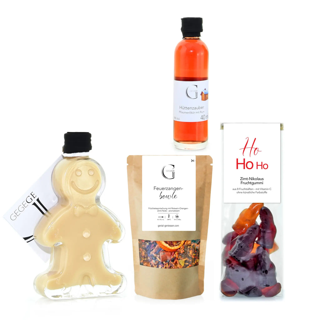 Klar glasflasche in lächelnder lebkuchenmann form mit golden brauner flüssigkeit und schwarzem deckel im frohe weihnachten geschenkset
