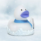 Weiße quietsche-ente frosty mit lila schnabel, blauem seilschal und thermometer ideal fürs bad