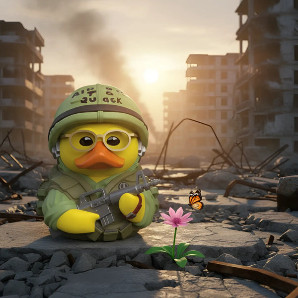 Gelbe gummiente tubbz sgt jt joker davis in grünem militärhelm und weste mit spielzeuggewehr und schlüsselanhänger