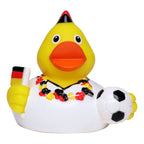 Gelbe quietsche-ente mit orangenem schnabel, weißem trikot mit rot-schwarzer blumenborte, die eine deutsche flagge und einen fußball hält