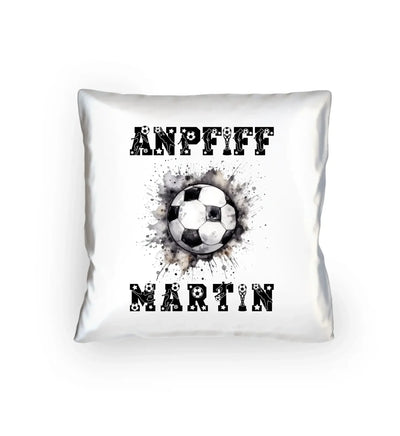 Weiße sofa kissen mit schwarz weißem fußball design splatter effekt und den worten anpfiff und martin personalisiert