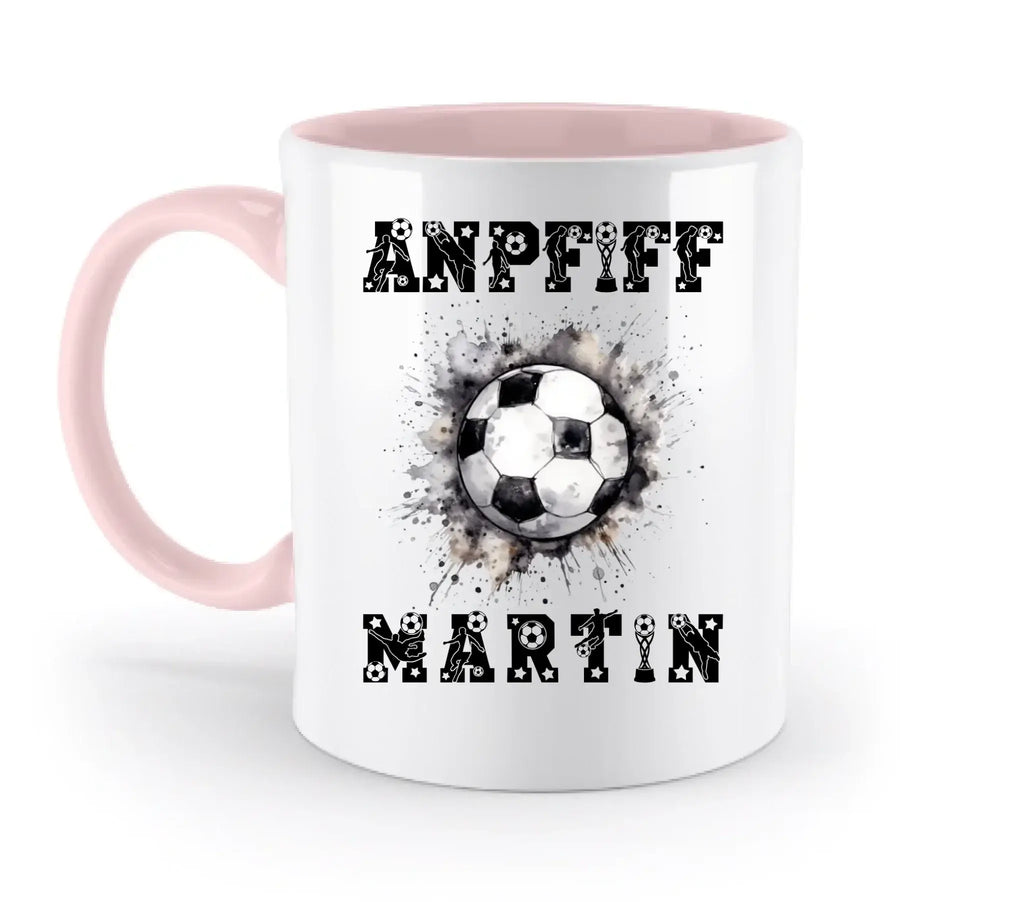 Weiße keramik-tasse mit pinkem griff und innen, schwarzem fußballdesign und personalisierbarem wunschtext