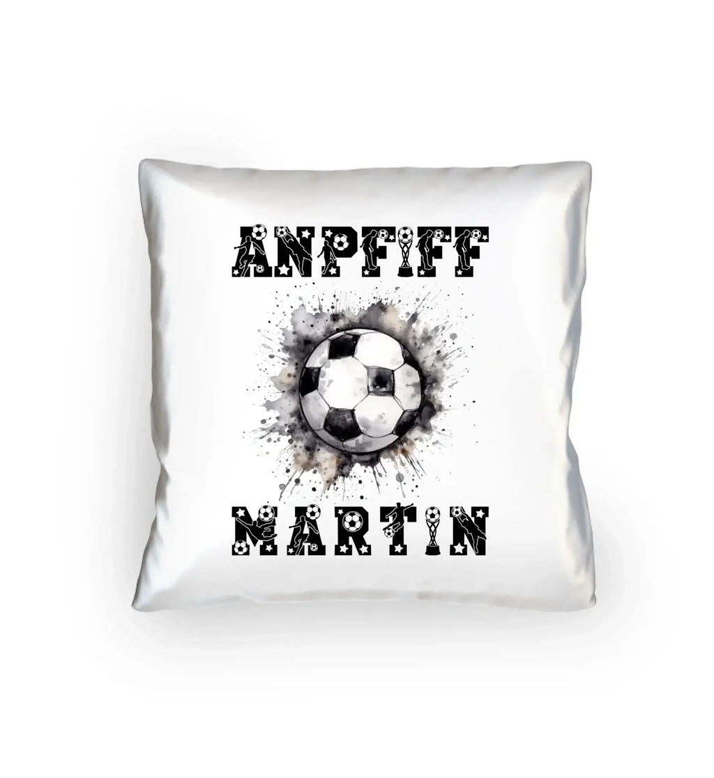 Weiße dekokissen mit schwarz weißem fußballmotiv und stilisierten schriftzügen anpfit und martin personalisiert