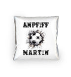Weiße dekokissen mit schwarz weißem fußballmotiv und stilisierten schriftzügen anpfit und martin personalisiert