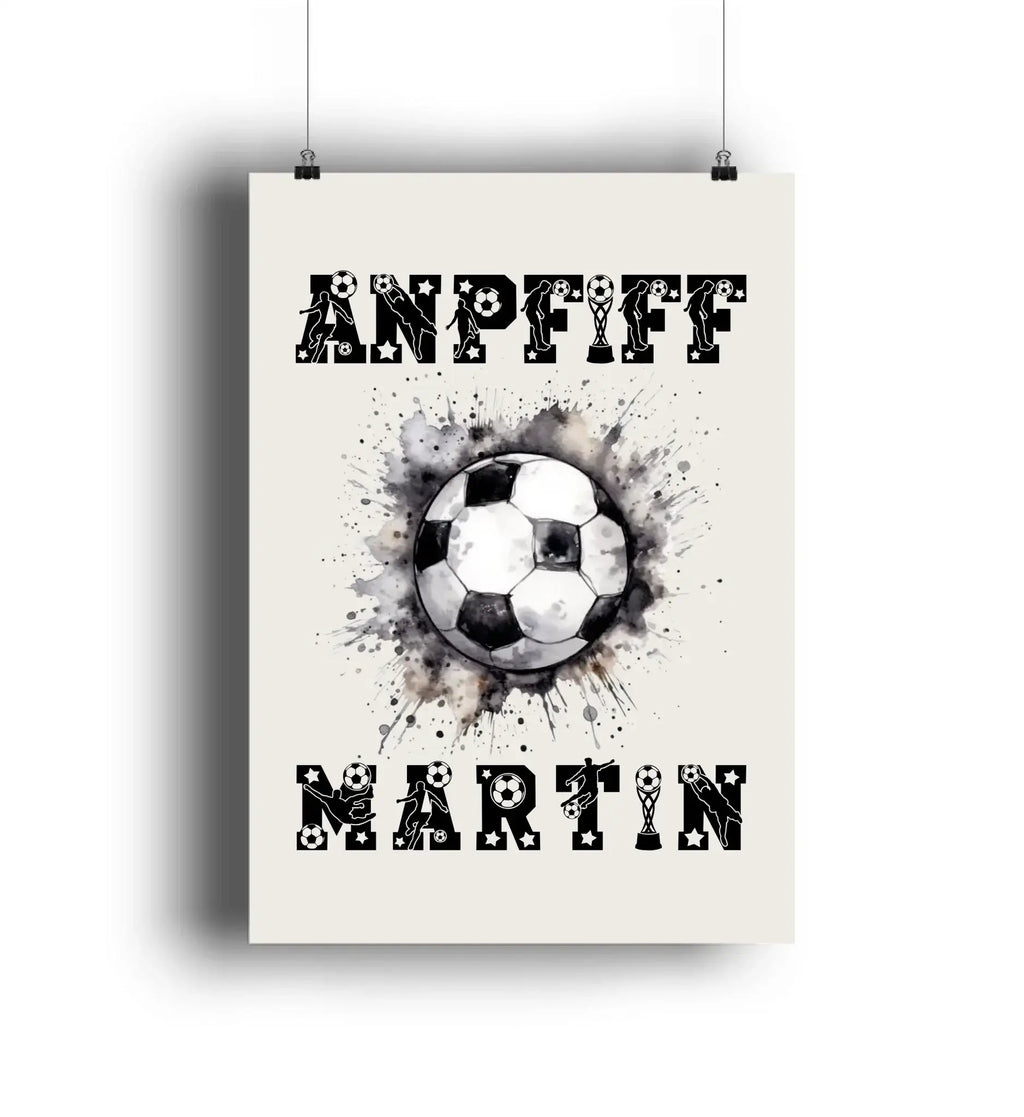 Schwarzweißer fußballposter mit classic fußball und personalisiertem text anppiff oben martin unten aus statement collection