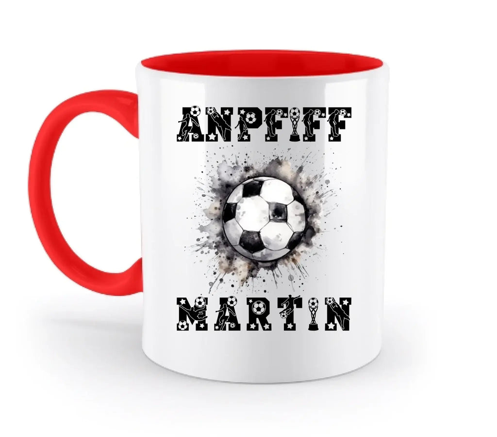 Roter und weißer keramikbecher mit schwarzem aquarell-fußball und anpf martin in fetter schrift personalisiert