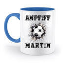 Weiße keramiktasse mit blauem innenrand und griff mit fußballmotiv und personalisiertem schriftzug andpff martin