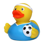 Gelbe quietsche-ente in blauer fußball-trikot mit weißen details hält einen schwarz-weißen fußball