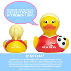 Gelbe quietscheente mit blonden pferdeschwanz in rotem und gelbem fußballtrikot mit hallo geschenk logo