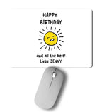 Weißer rechteckiger mauspad mit fröhlicher gelber sonnensmile illustration und schwarzem happy birthday text personalisiert