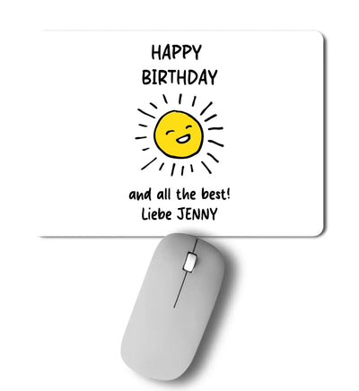 Weißer rechteckiger mauspad mit fröhlicher gelber sonnensmile illustration und schwarzem happy birthday text personalisiert