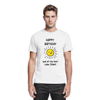 Weißes baumwoll t-shirt mit fröhlicher gelber sonne und text happy birthday und all the best liebe jenny personalisiert